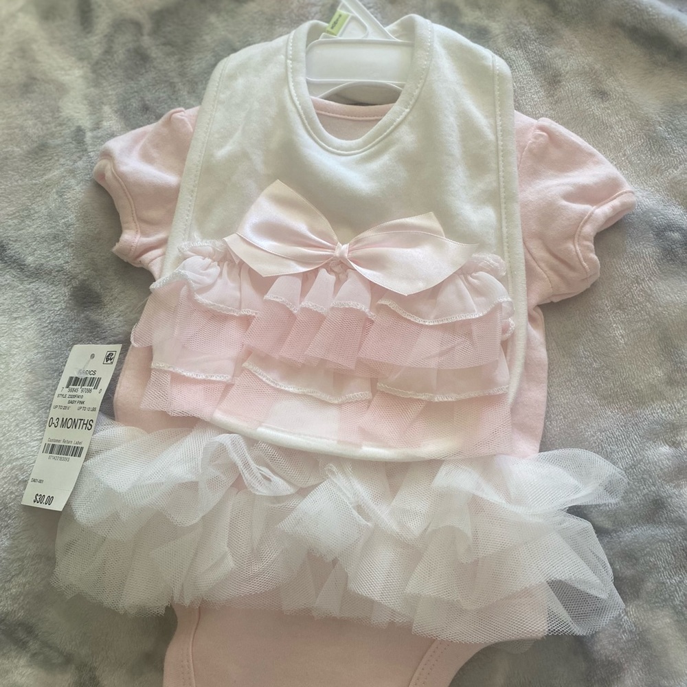 First impression,0-3 mo - Picture 3 of 4